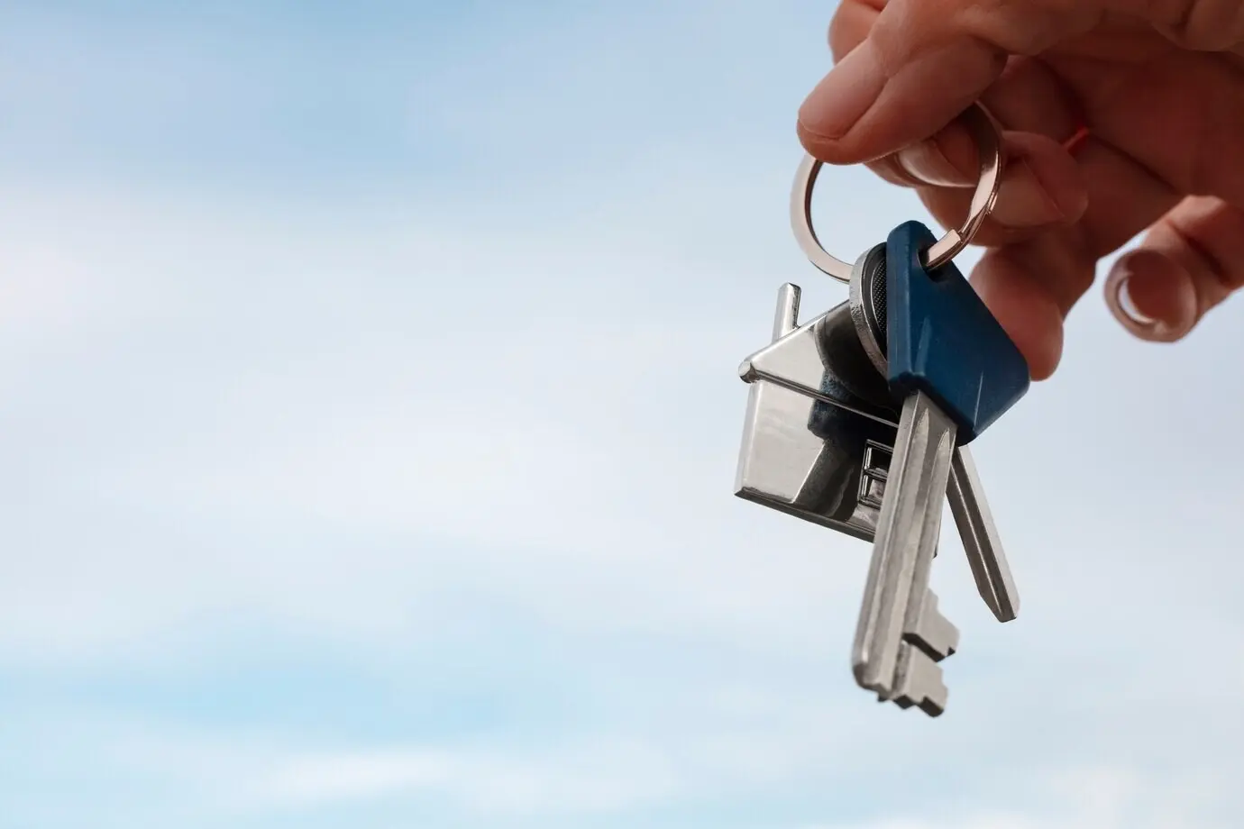 Stillleben mit Schlüsseln zum neuen Zuhause